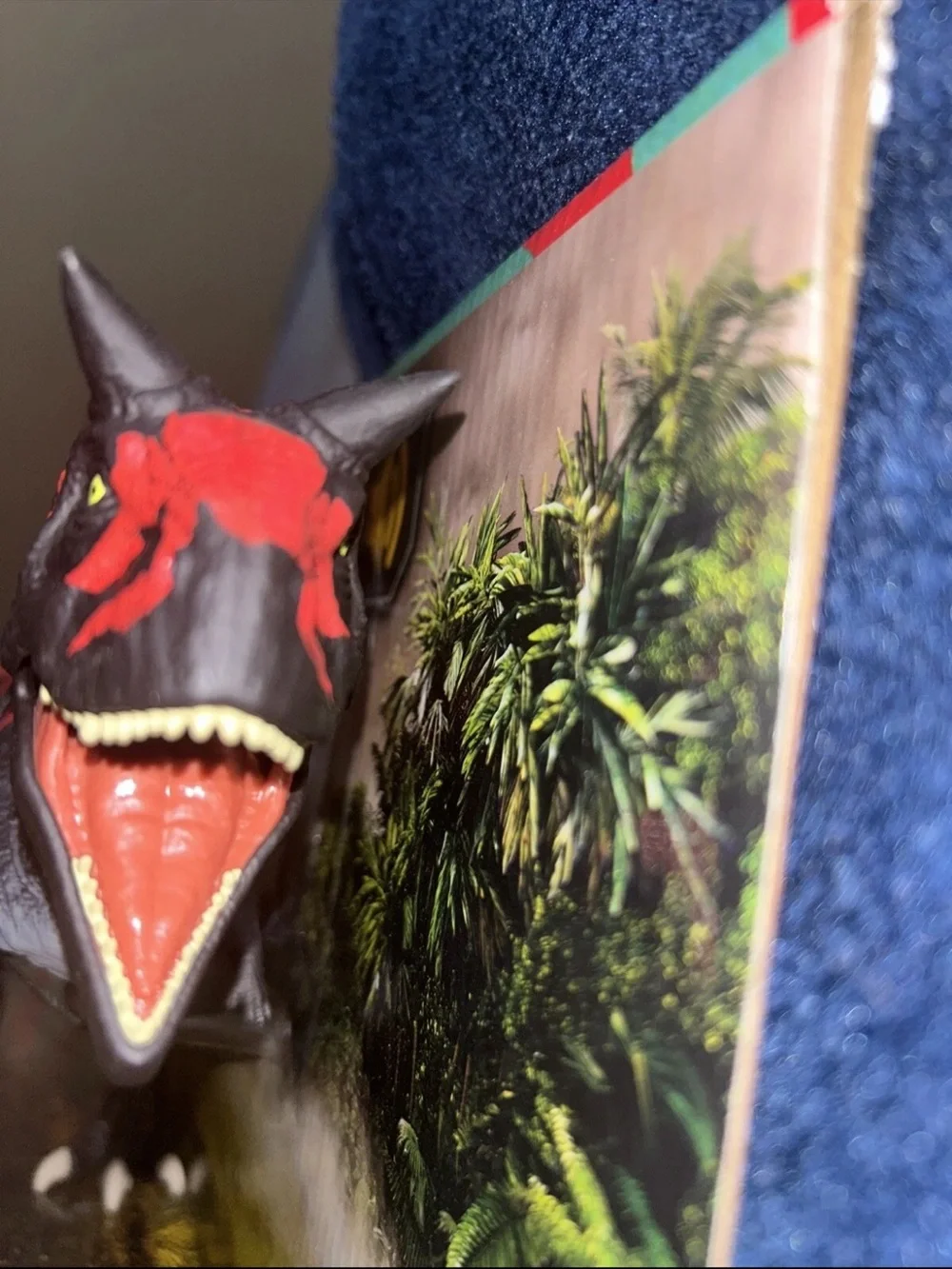Jurassic World Legacy Collection Roarin' Real Feel Carnotaurus Action Figure New